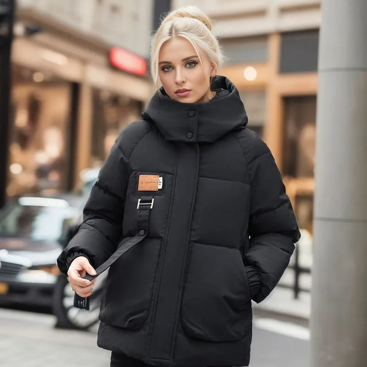 Modische Damen Winterbekleidung: Die Jacke Mariette, wasserabweisend & warm, schützt stilvoll vor Winterwetter.