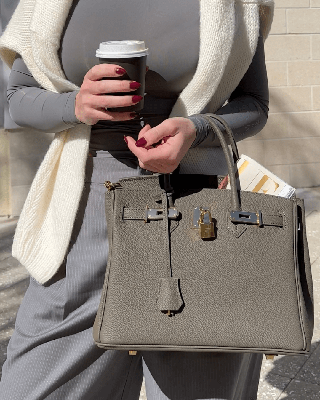Braune Liana Umhängetasche für Damen aus veganem Leder, stilvoll & praktisch für Business und Reisen.