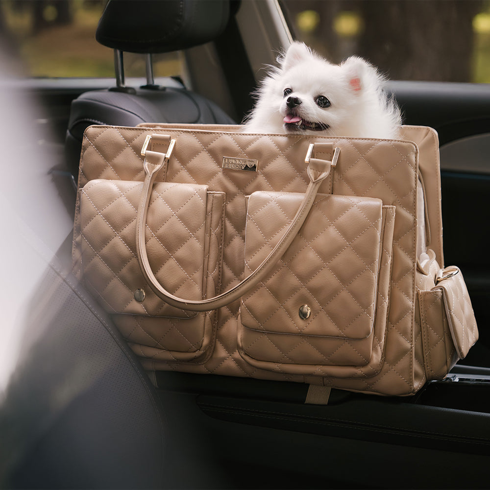 Komfortable Autotasche für Haustiere, mit viel Stauraum, perfekt für Ausflüge & Reisen.