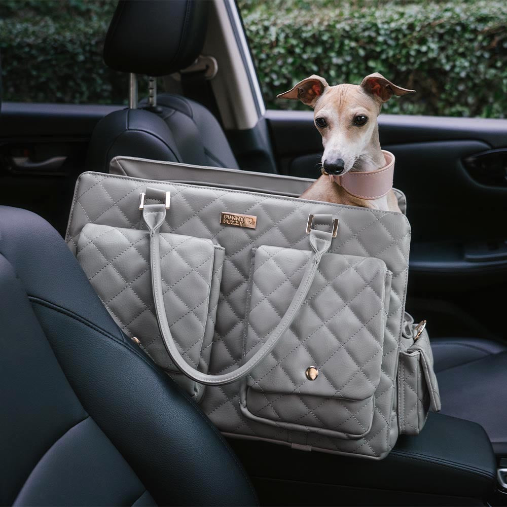 Praktische Hundereisetasche, geräumig, pflegeleicht, sicherer Transport für Haustiere im Auto.