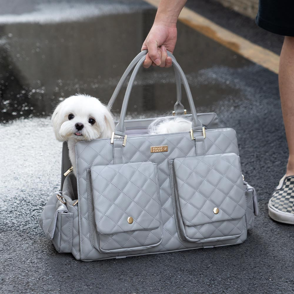 Geräumige Hundetasche aus Lederoptik, perfekt für lange Autofahrten & gemeinsame Abenteuer.