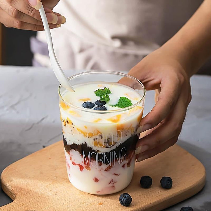 Elegante Frühstückstasse aus Glas, perfekt als Kaffeetasse oder Müslitasse; eine stilvolle Geschenkidee für Morgenrituale.