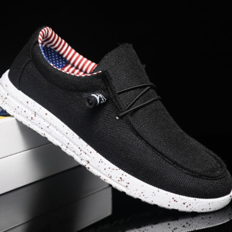 Herren Slipper Milan Canvas, am Fuß getragen für einen lässigen Casual Look; ideal als leichte Sommer Freizeitschuhe.