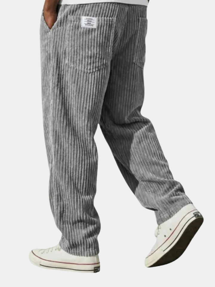 Stilvolle Herren Cordhose für vielseitige Anlässe, bequem & modern. Perfekt für Herbst/Winter.