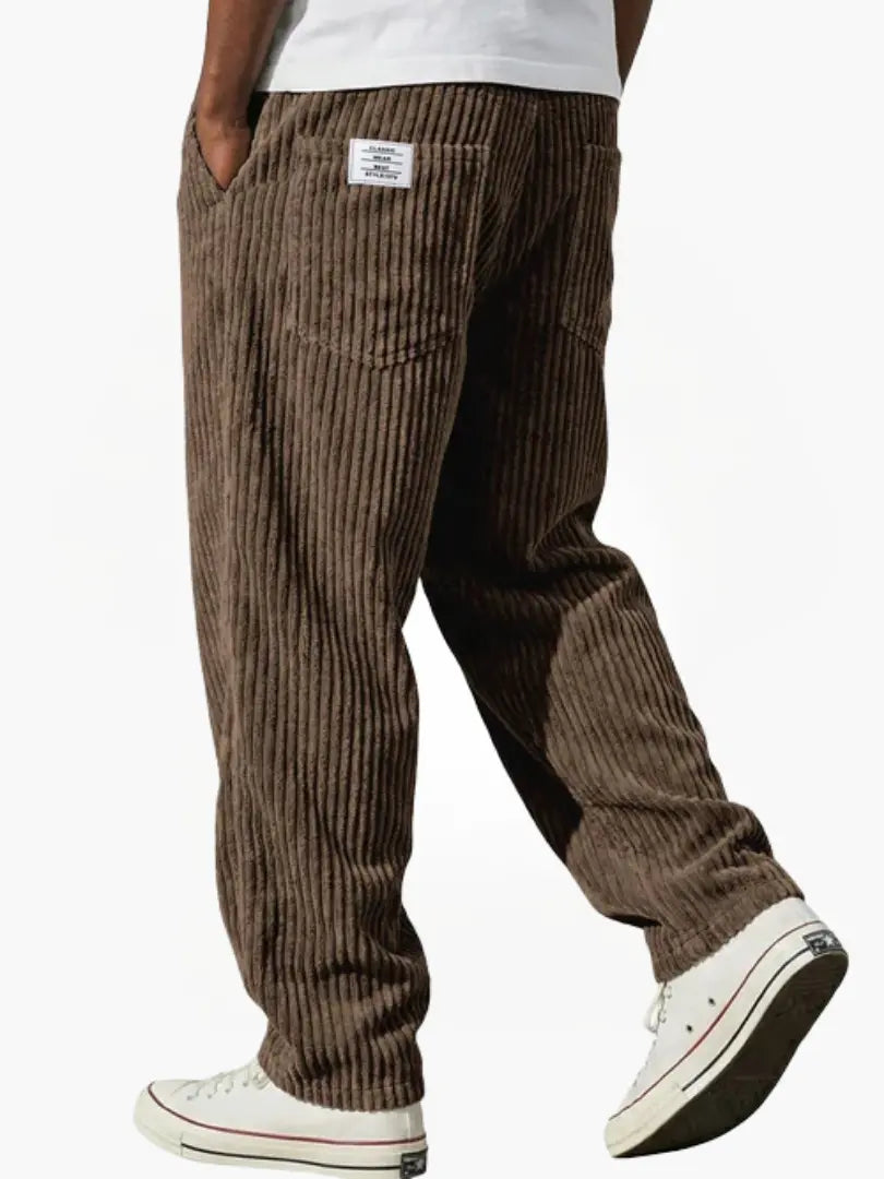 Klassische Herren Cordhose in zeitlosem Design. Stilvolle Herbst-/Wintermode, die Komfort bietet.