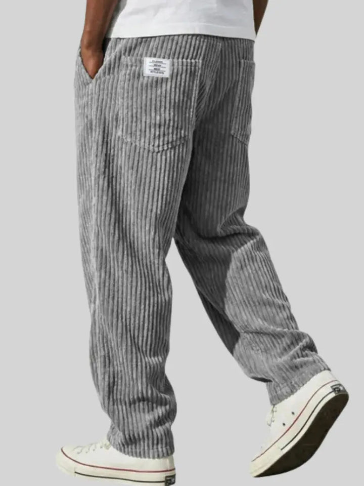 Bequeme Herren Cordhose, ideal als Freizeithose für Männer im Alltag. Komfortable Herbstmode.