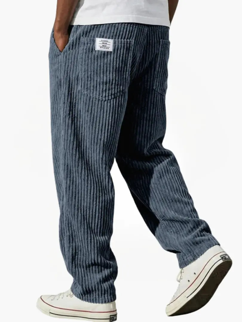 Elegante Herren Cordhose für Business Casual Looks. Stilvolle Mode für den Mann im Büro oder Alltag.