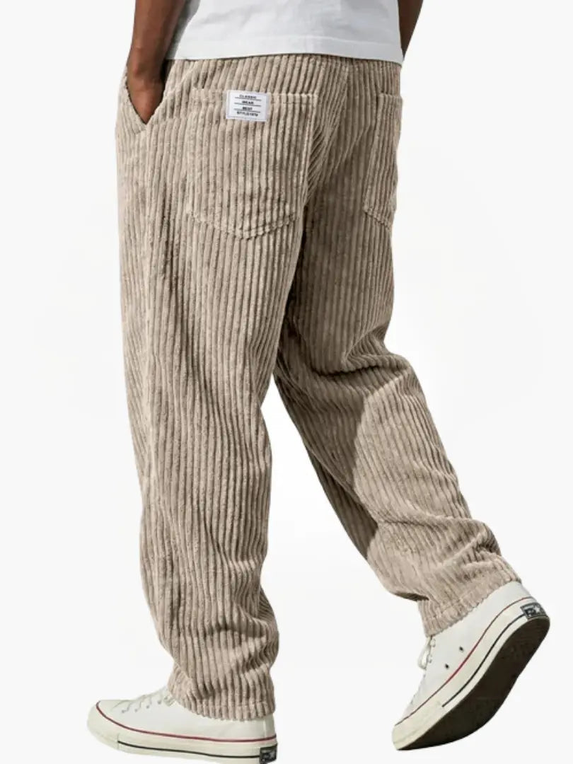 Hochwertige Herren Cordhose mit feiner Struktur. Weiche Cordhosen für Komfort & Stil im Herbst.