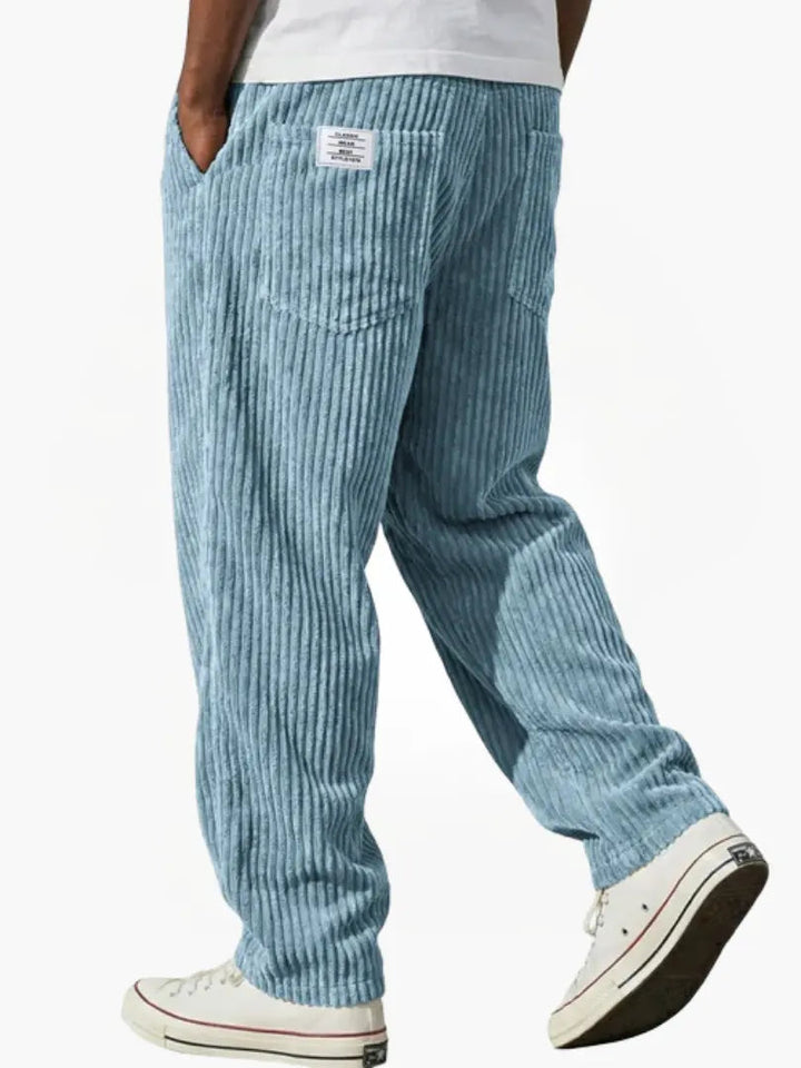 Vielseitige Herren Cordhose, passend für Freizeit & stilvolle Anlässe. Moderne Herbst-/Wintermode für Männer.