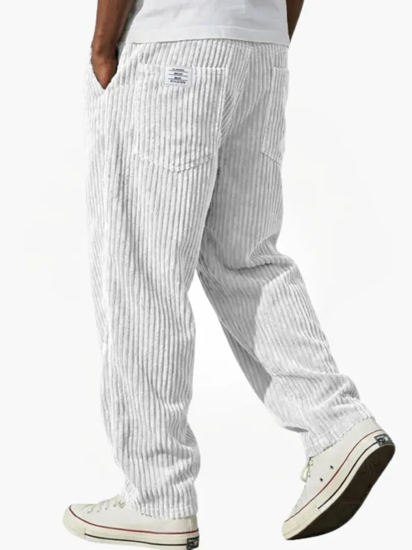 Warme Herren Cordhose, die ideale Wintermode. Bequeme & stilvolle Hose für kühle Tage.
