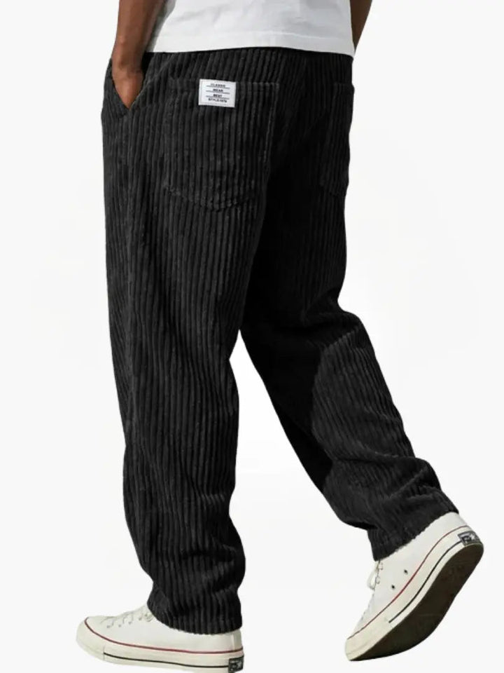Modische Herren Cordhose, ein stilvolles Statement für den modernen Mann. Trendige Herbstmode.