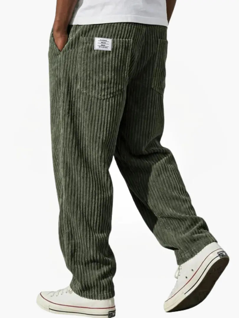 Robuste Herren Cordhose für den Alltag. Bequeme Freizeithose, die Vielseitigkeit & Stil vereint.