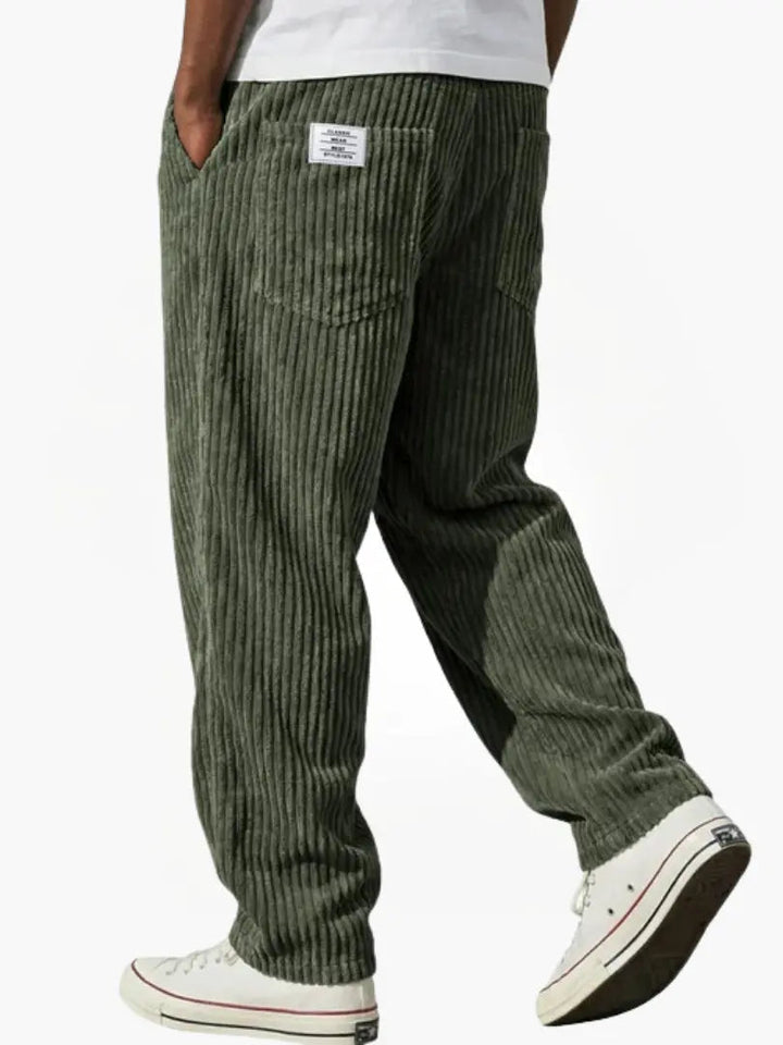 Robuste Herren Cordhose für den Alltag. Bequeme Freizeithose, die Vielseitigkeit & Stil vereint.