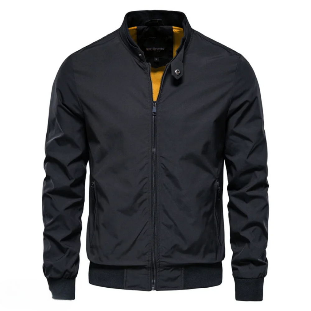 Robuste Herren Winterjacke in Schwarz, komfortabel und stilvoll für Freizeitaktivitäten. Warme Oberbekleidung.