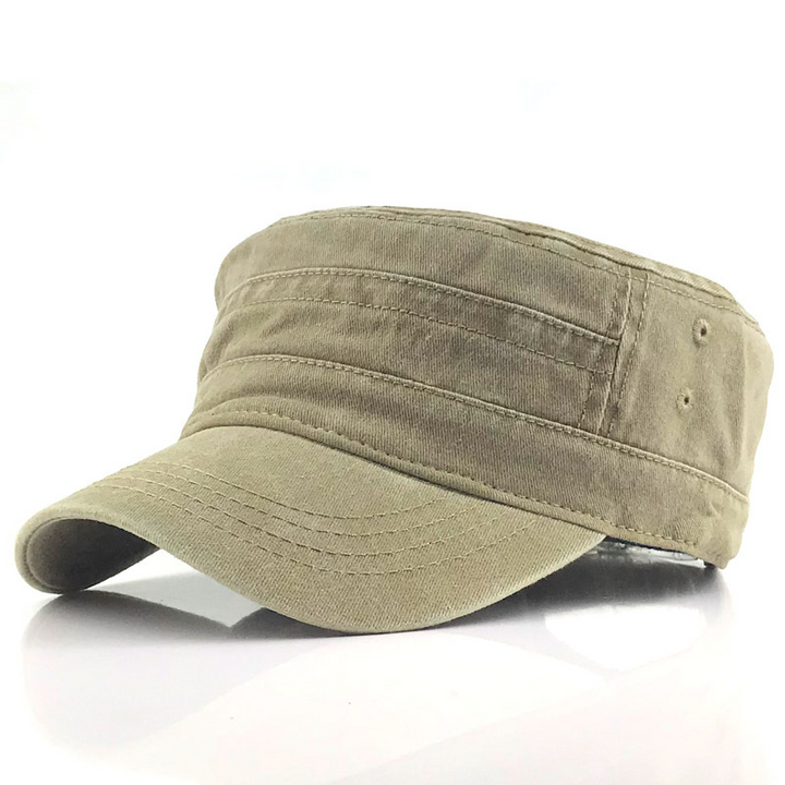 Mann trägt eine klassische schwarze Herren Army-Mütze, perfekt für einen stilvollen Vintage-Look im Alltag.