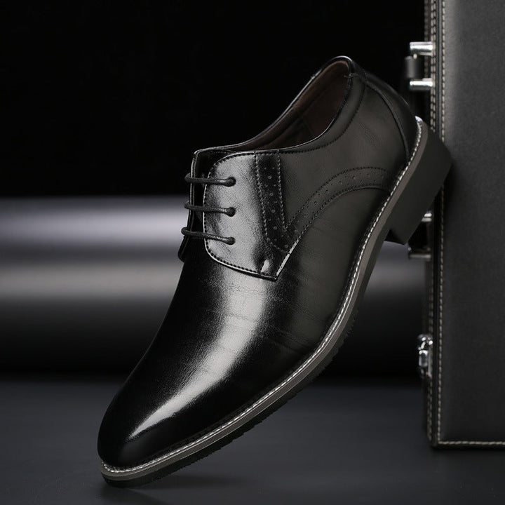 Stilvolle Herren Schnürschuhe Lennard aus Leder mit klassischen Brogue-Details, ideal für Business & Freizeit.