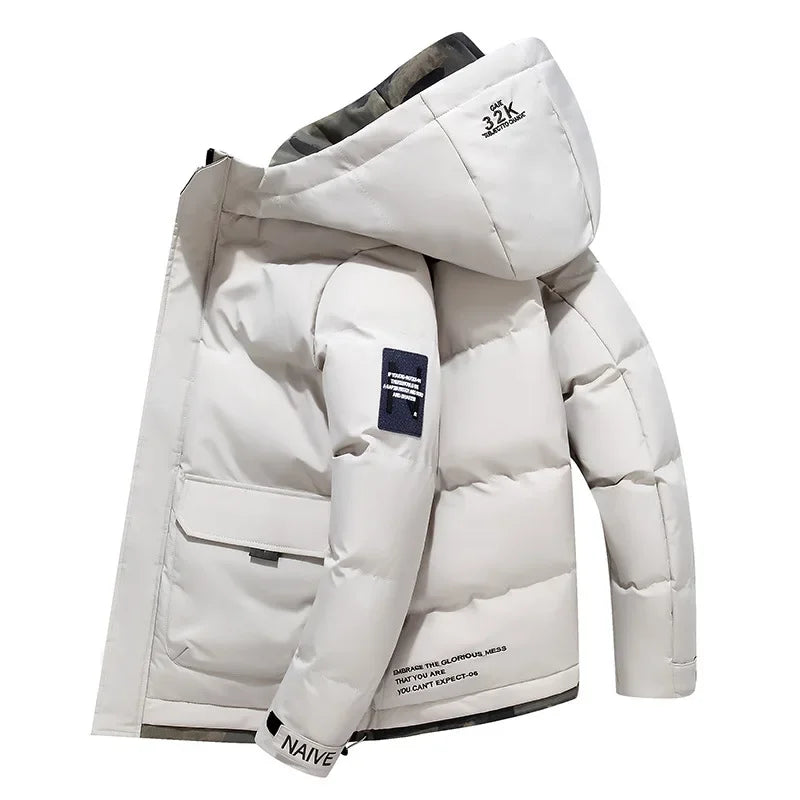 Modische Herren-Winterjacke "Milo" mit Kapuze. Eine vielseitige Freizeitjacke für kalte Tage & Herrenbekleidung.