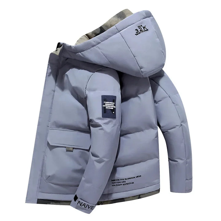 Moderne Herren-Winterjacke "Milo" mit Kapuze und warmer Fütterung. Stilvolle Herrenmode für den Winter in Grau, Schwarz.