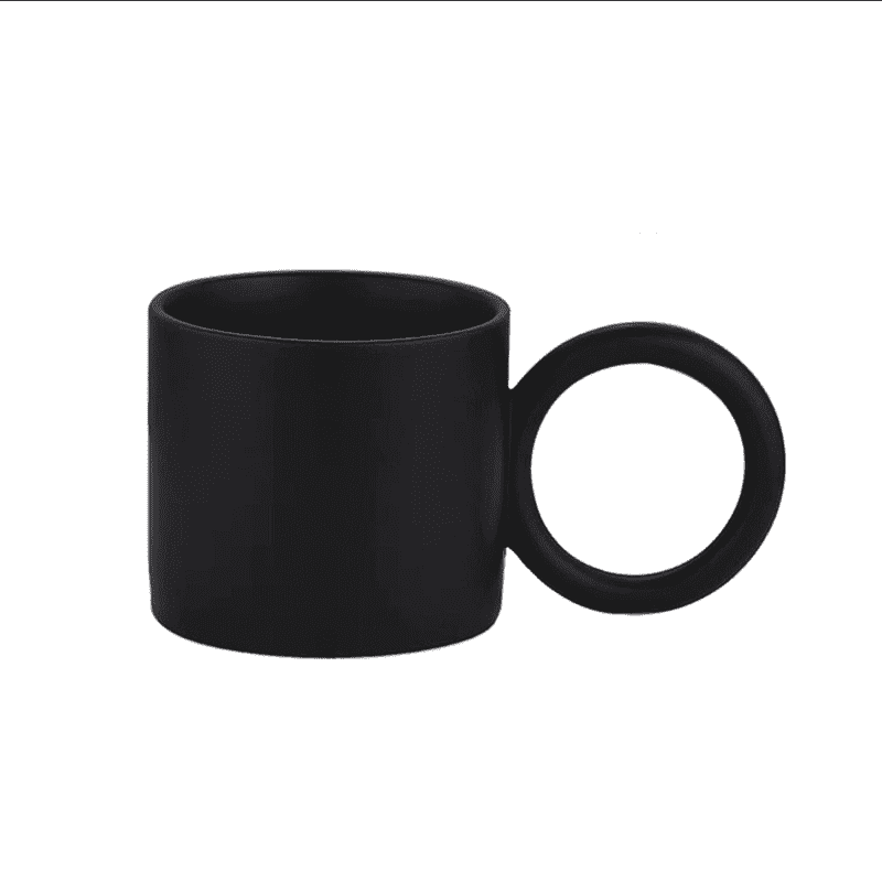Stilvolle Keramiktasse mit Punkt-Design, Komfortgriff für Kaffee oder Tee.