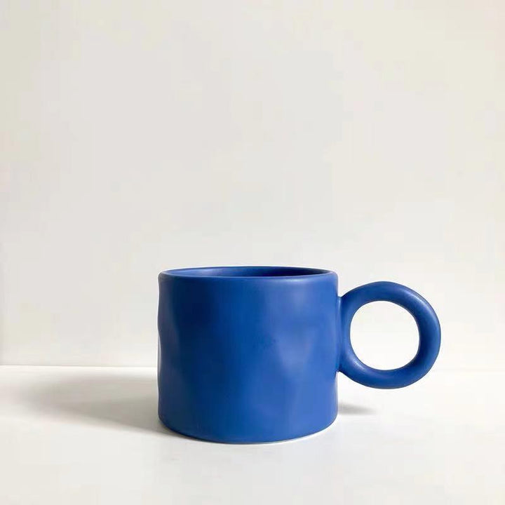 Keramik-Tasse pw260515: Minimalistisches Punkt-Design, robuster Komfortgriff.