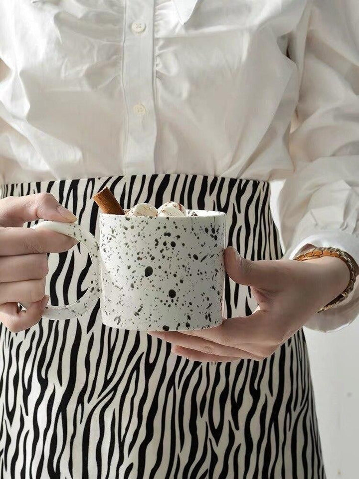 Hochwertiger Keramik-Kaffeebecher mit elegantem Punkt-Muster und ergonomischem Griff.