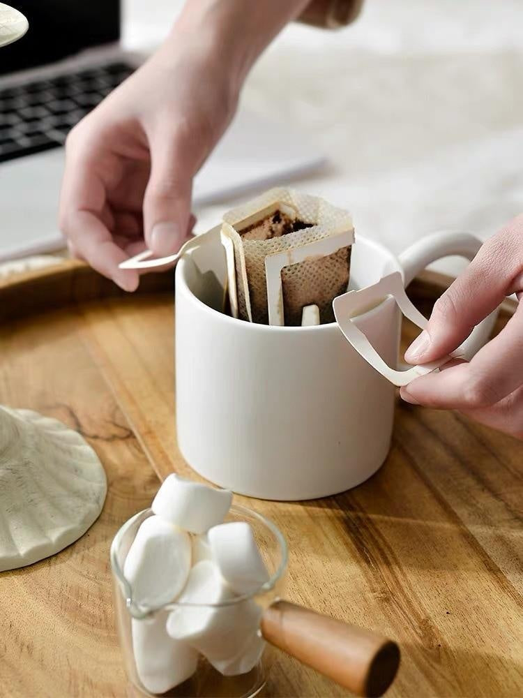 Elegante Teetasse aus Keramik mit zartem Punkt-Muster und Komfortgriff, perfekt als Geschenk.