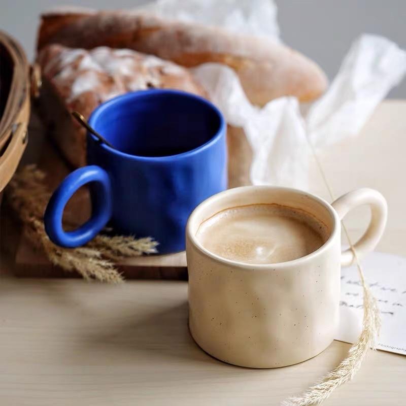 Design-Keramikbecher mit feinem Punkt-Muster und praktischem Komfortgriff für die Küche.