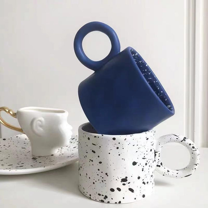 Geschenkidee: Stilvolle Keramiktasse mit Punkt-Muster, komfortablem Griff für Kaffee-Liebhaber.