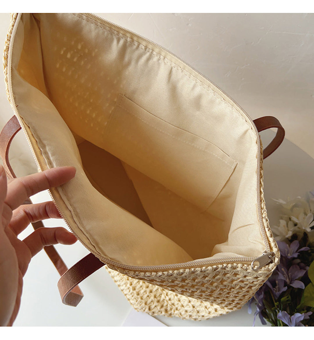 Zeitlose Unisex Korbtasche, ein Must-have-Accessoire für einen schicken Sommer-Look und alle Freizeitaktivitäten.
