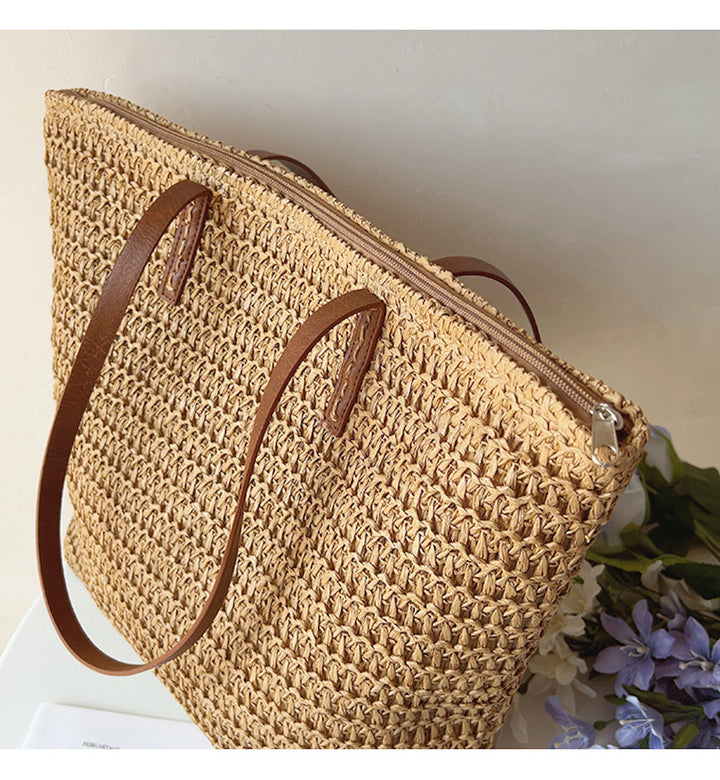 Modische Unisex Korbtasche aus Naturmaterialien, ein stilvolles Accessoire für Sommer und Urlaub.