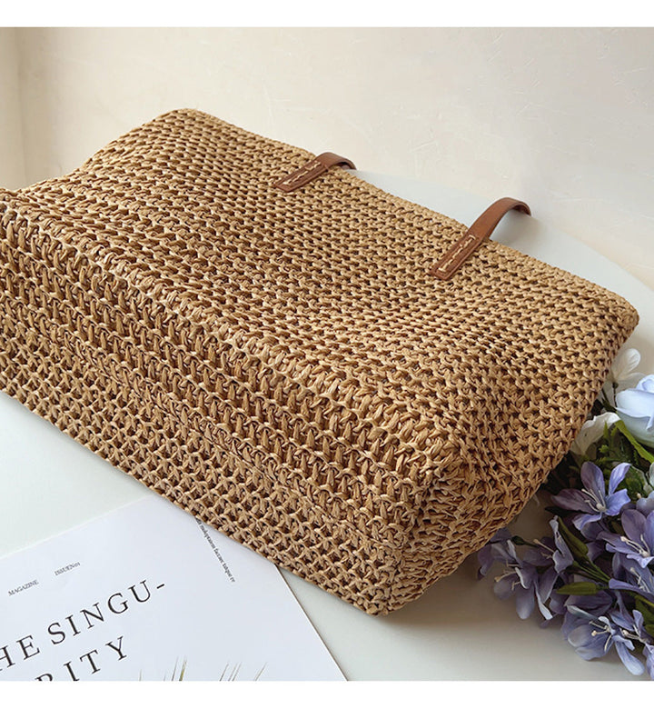 Praktische Strandtasche aus Korbgeflecht mit viel Stauraum, ideal für sommerliche Ausflüge.