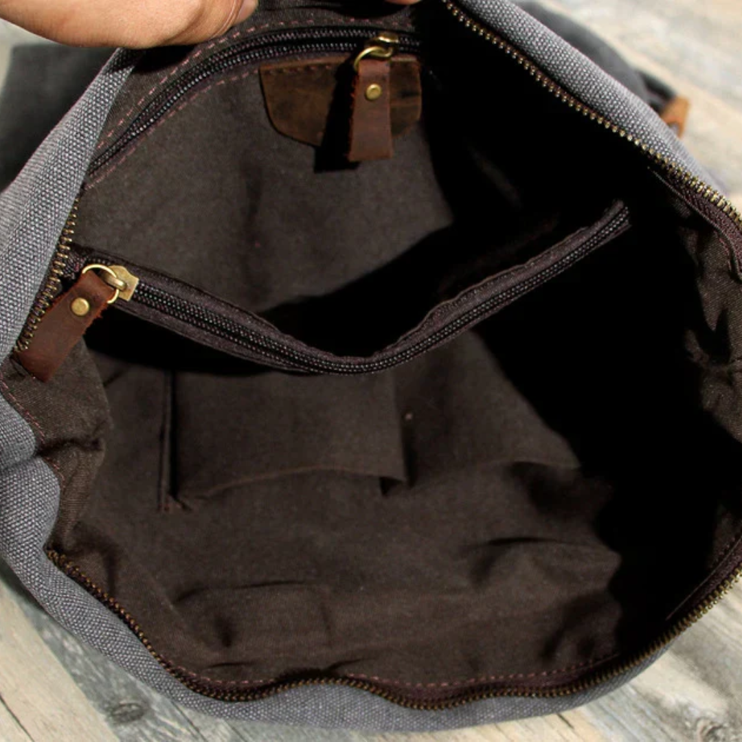 Nahaufnahme der beigen Unisex Schultertasche. Alltagstaugliche, geräumige Tasche für moderne Looks & bequemen Transport.