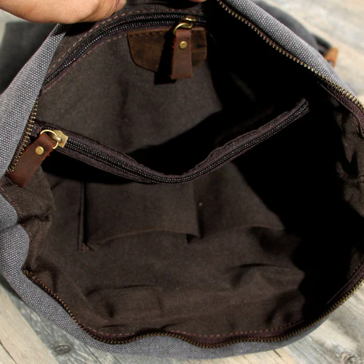 Nahaufnahme der beigen Unisex Schultertasche. Alltagstaugliche, geräumige Tasche für moderne Looks & bequemen Transport.