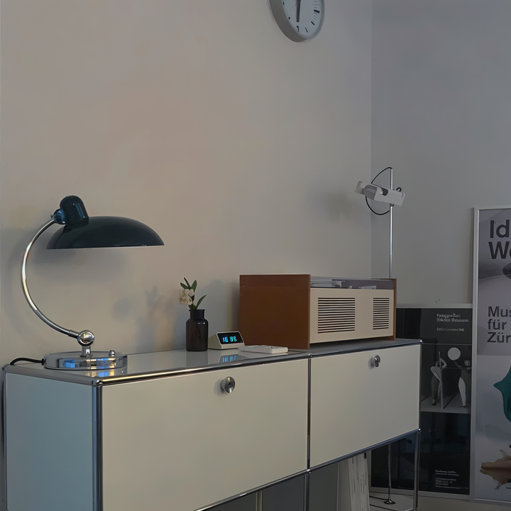Stilvolle Vintage Tischlampe aus Eisen, verstellbar, für perfektes Ambiente und Retro-Design.