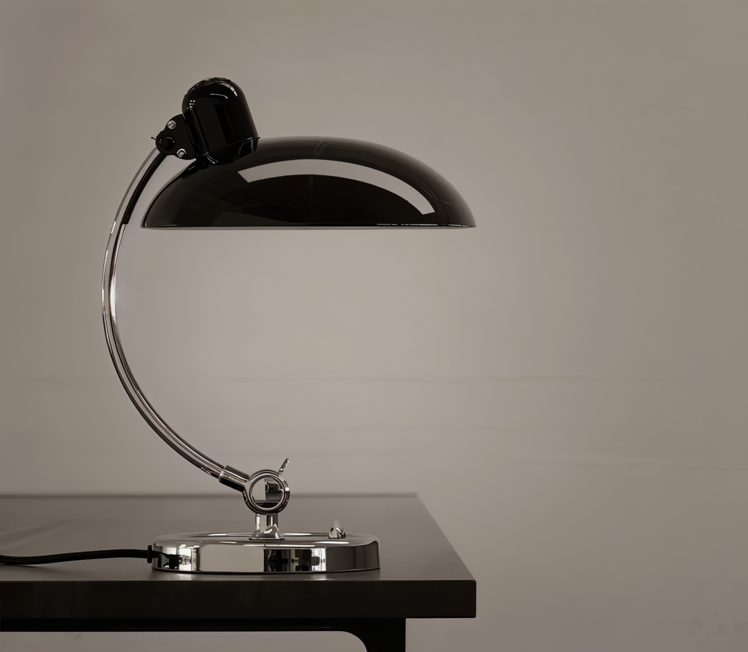 Verstellbare Vintage Tischlampe mit E27 Fassung, schafft gemütliches Ambiente im Wohn- & Schlafzimmer.