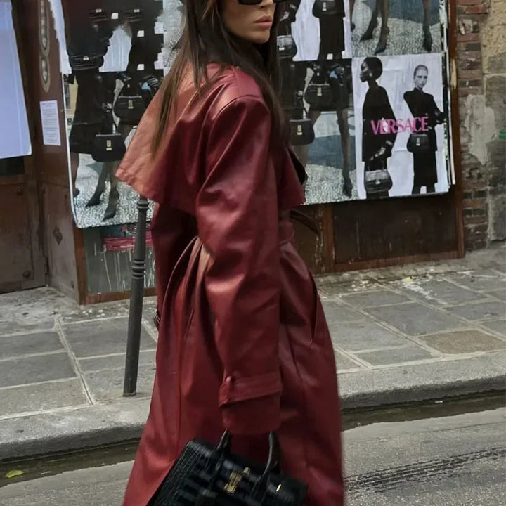 Elegante Viviette Damenjacke in bordeauxrot im Retro-Stil. Modische Jacke aus veganem Leder für vielseitige Looks.