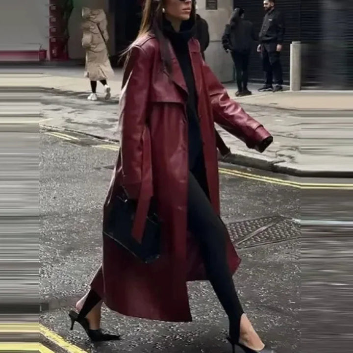 Vielseitige braune Retro-Damenjacke Viviette aus veganem Leder. Ideale modische Oberbekleidung für Freizeit & Eleganz.