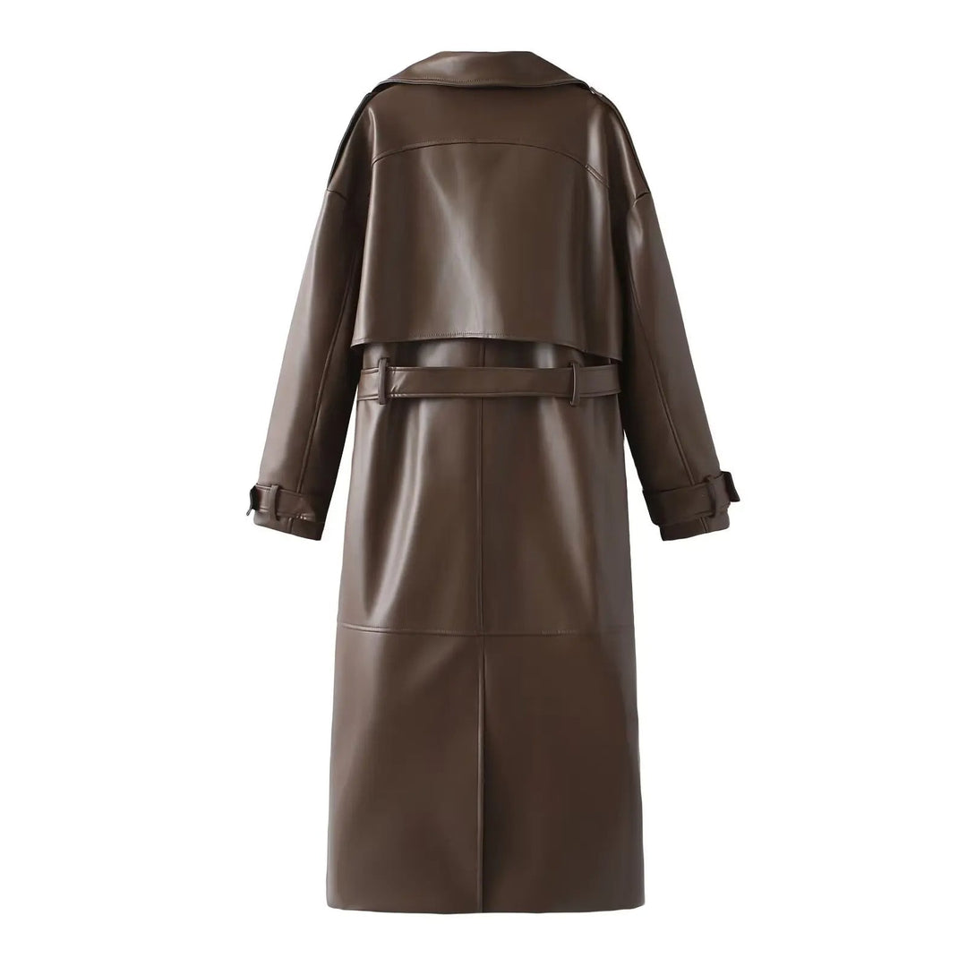 Frau trägt elegante Viviette Retro-Damenjacke in braun. Vielseitige Oberbekleidung aus veganem Leder für jeden Anlass.