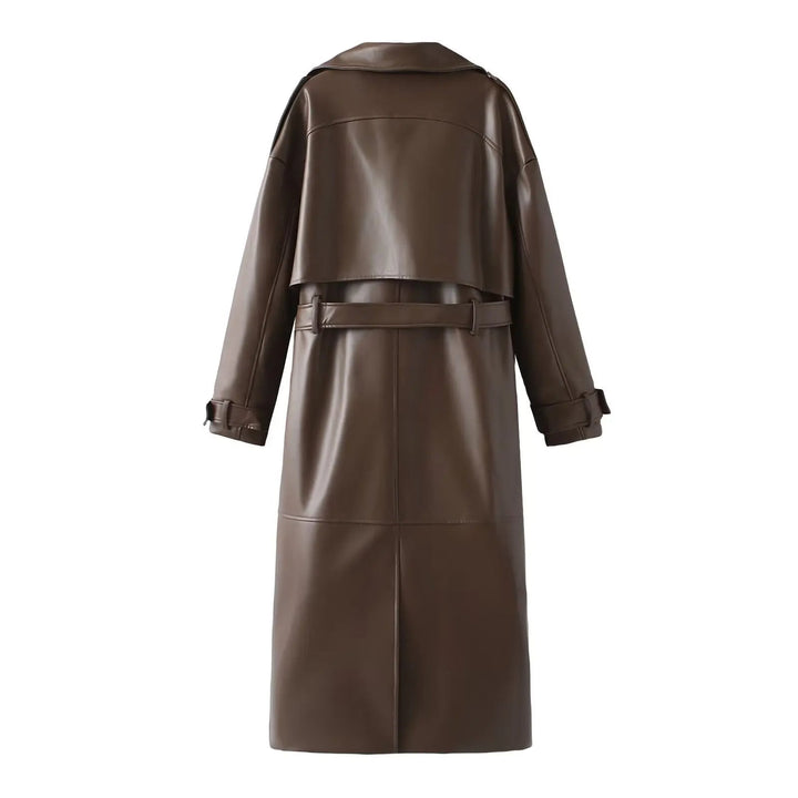 Frau trägt elegante Viviette Retro-Damenjacke in braun. Vielseitige Oberbekleidung aus veganem Leder für jeden Anlass.