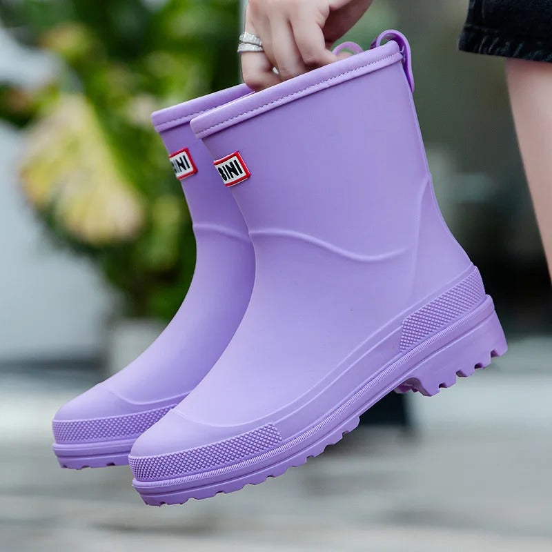 Stilvolle, wasserdichte Damen Gummistiefel in klassischem Design. Perfekt für Herbst und Regenwetter.