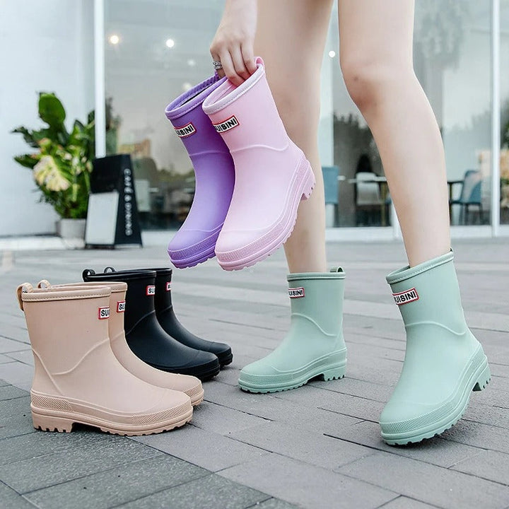 Seitenansicht der Damen Gummistiefel in Schwarz, halbschaft mit Profilsohle. Perfekt für nasse Wege.