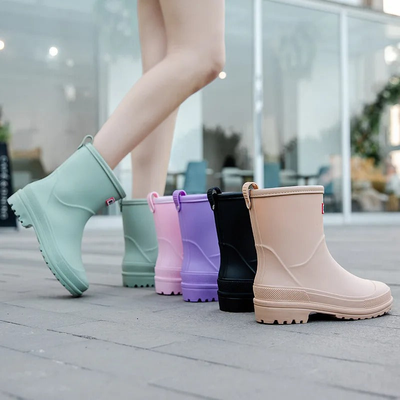 Damen Gummistiefel in Grün, getragen im Regen. Stilvolle, wasserdichte Stiefel für Outdoor.