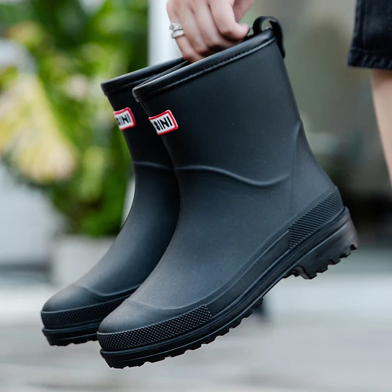 Bequeme, wetterfeste Regenstiefel für Damen. Halbschaft Gummistiefel halten die Füße trocken.