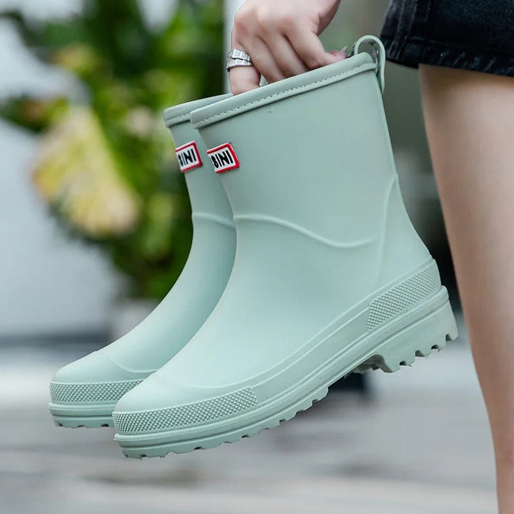 Violette Damen Gummistiefel, wasserdicht und halbschaft. Ideal als stilvolle Herbstschuhe.