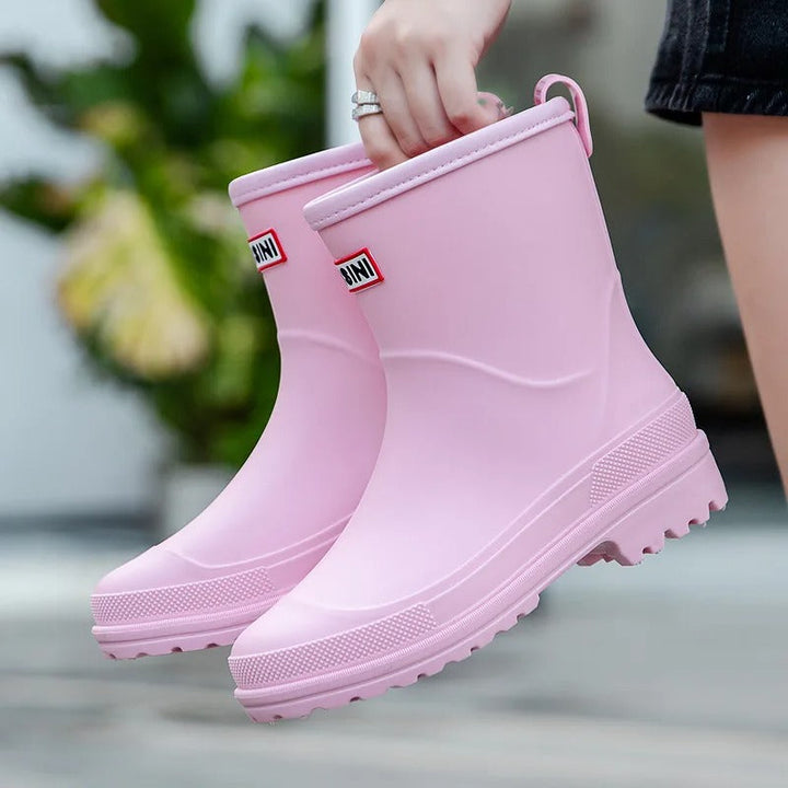Elegante schwarze Damen Gummistiefel, wasserdicht und robust. Perfekt für regnerische Tage.