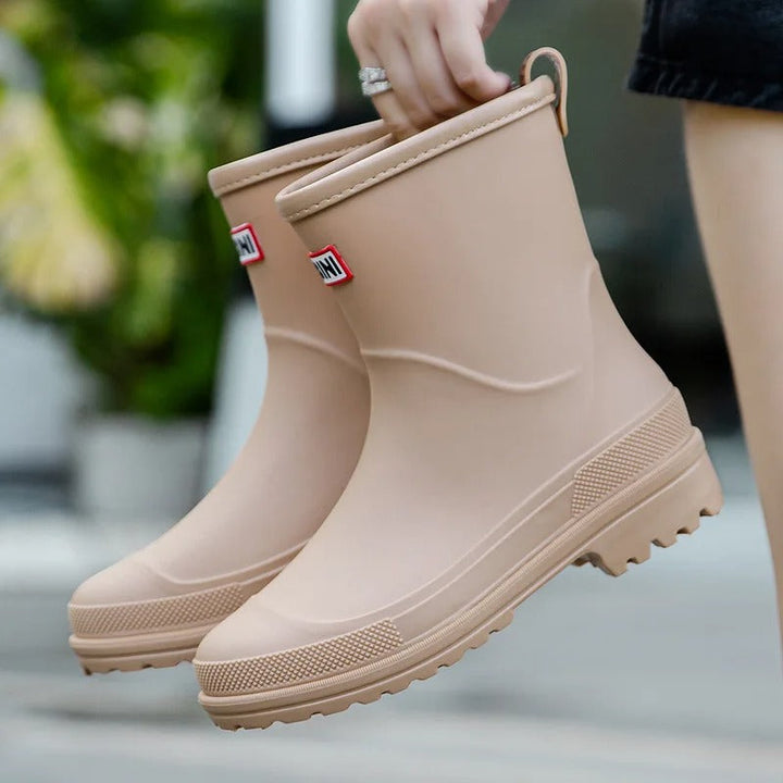 Moderne grüne Damen Regenstiefel, halbschaft und wetterfest. Stilvolle Gummistiefel für jeden Tag.