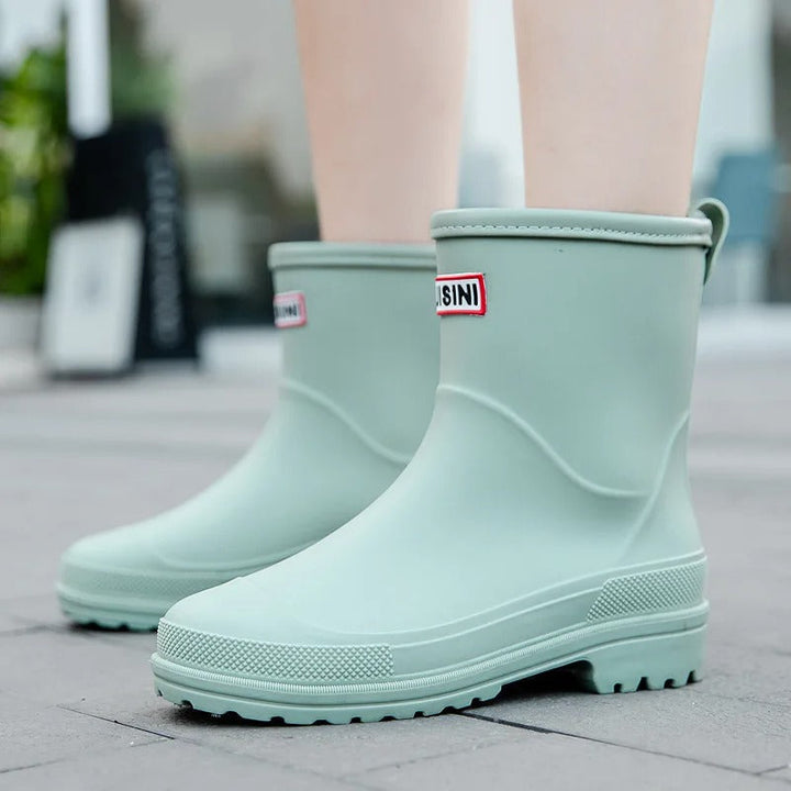Schicke rosa Damen Gummistiefel, wasserdicht und bequem. Ideale Herbstschuhe für nasse Tage.