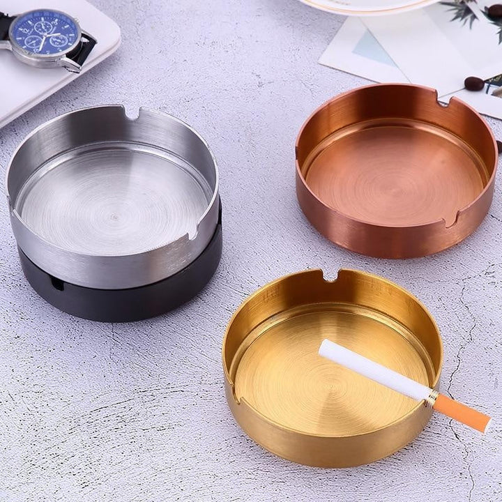 Stilvoller Aschenbecher aus gebürstetem Edelstahl, minimalistisches Design für moderne Zuhause & Büros.