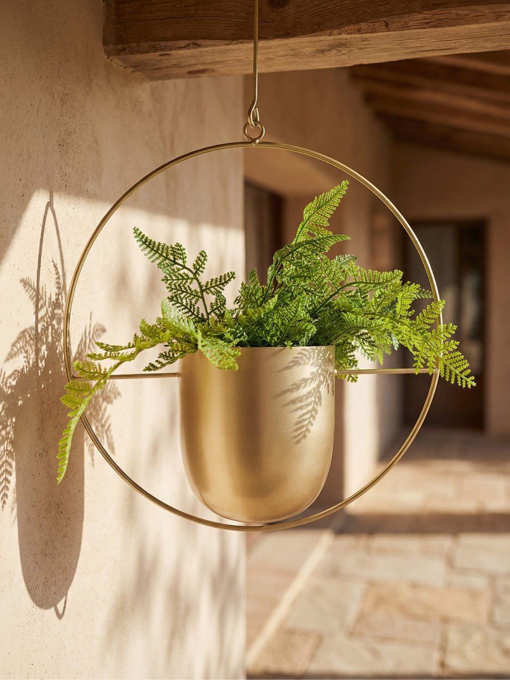 Moderner Pflanzenhänger LeafLuxe aus Metall, ideal für Balkon, Terrasse & Wohnzimmer.