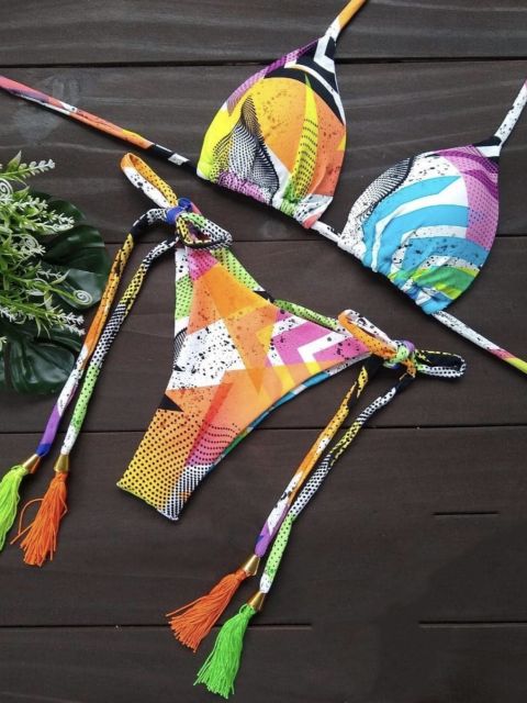Stilvoller Damen Push-up Bikini, moderne Strandmode für sonnige Urlaubstage.